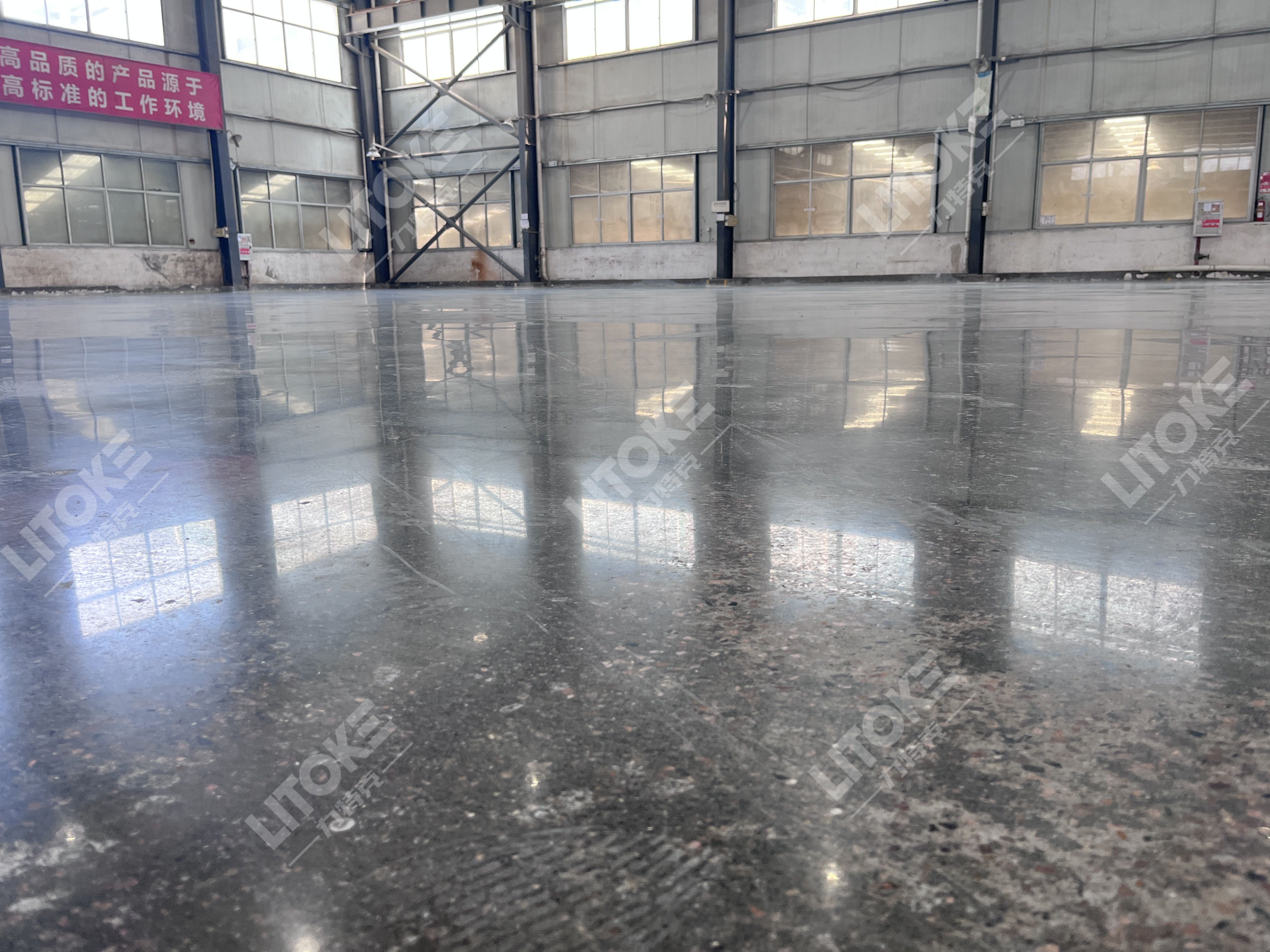舊地面翻新最佳方案：密封固化劑改造老舊水泥地